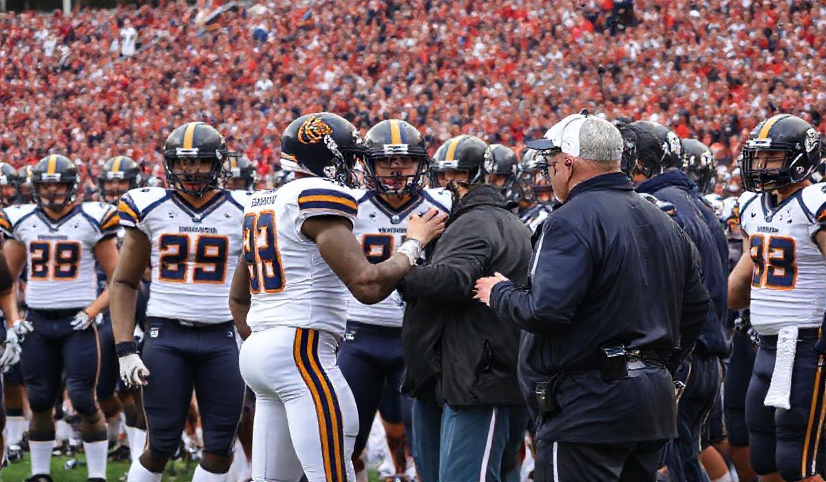 NFL Drama: Texans Player’s Heated Exchange with Coach Amid Playoff Clash